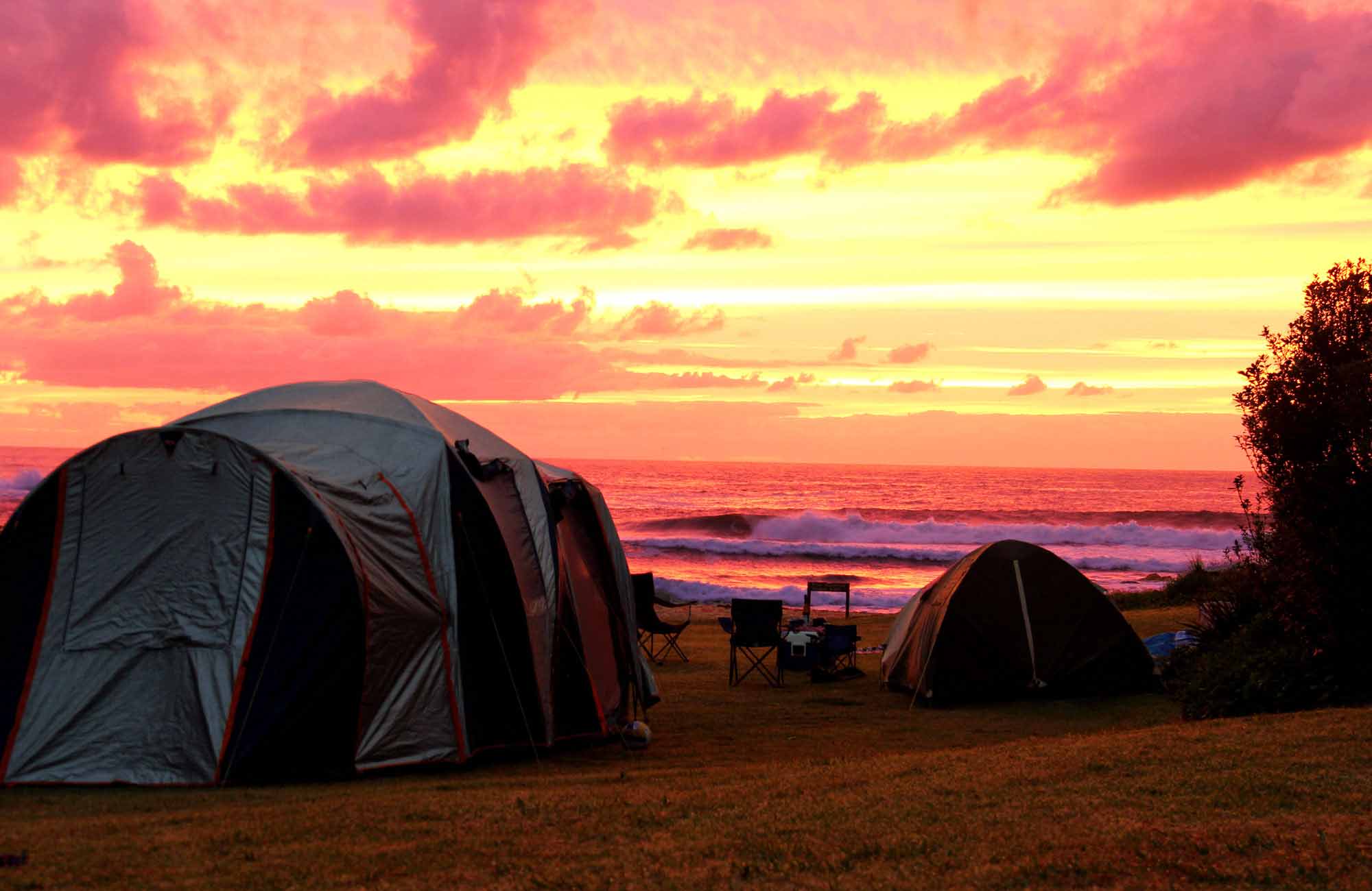 Beach camp. Палатка. Палатка у моря. Красивая палатка. Палатка на берегу моря.