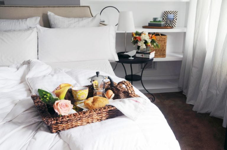 How to Have a Romantic Breakfast In Bed Date