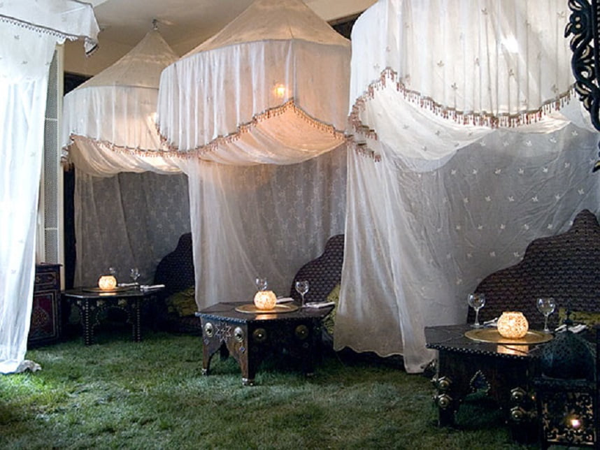 10 Remarkably Romantic Restaurants with Date Night Booths